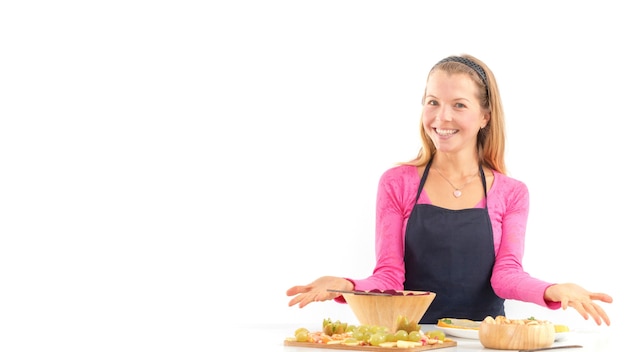 Persona cocinando y sonriendo